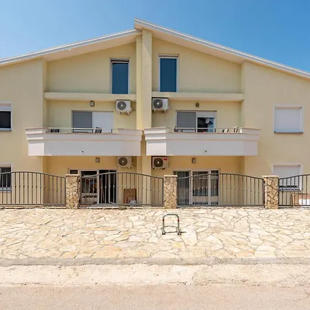 Apartmán Beautiful In With Wifi Zadar